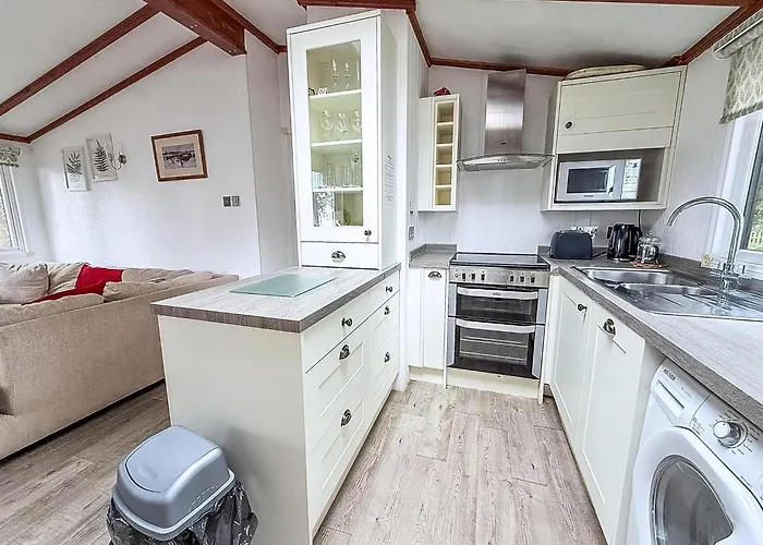 Pet Friendly, Luxury Lodge With Decking In Suffolk Near The Beach Ref 32108A