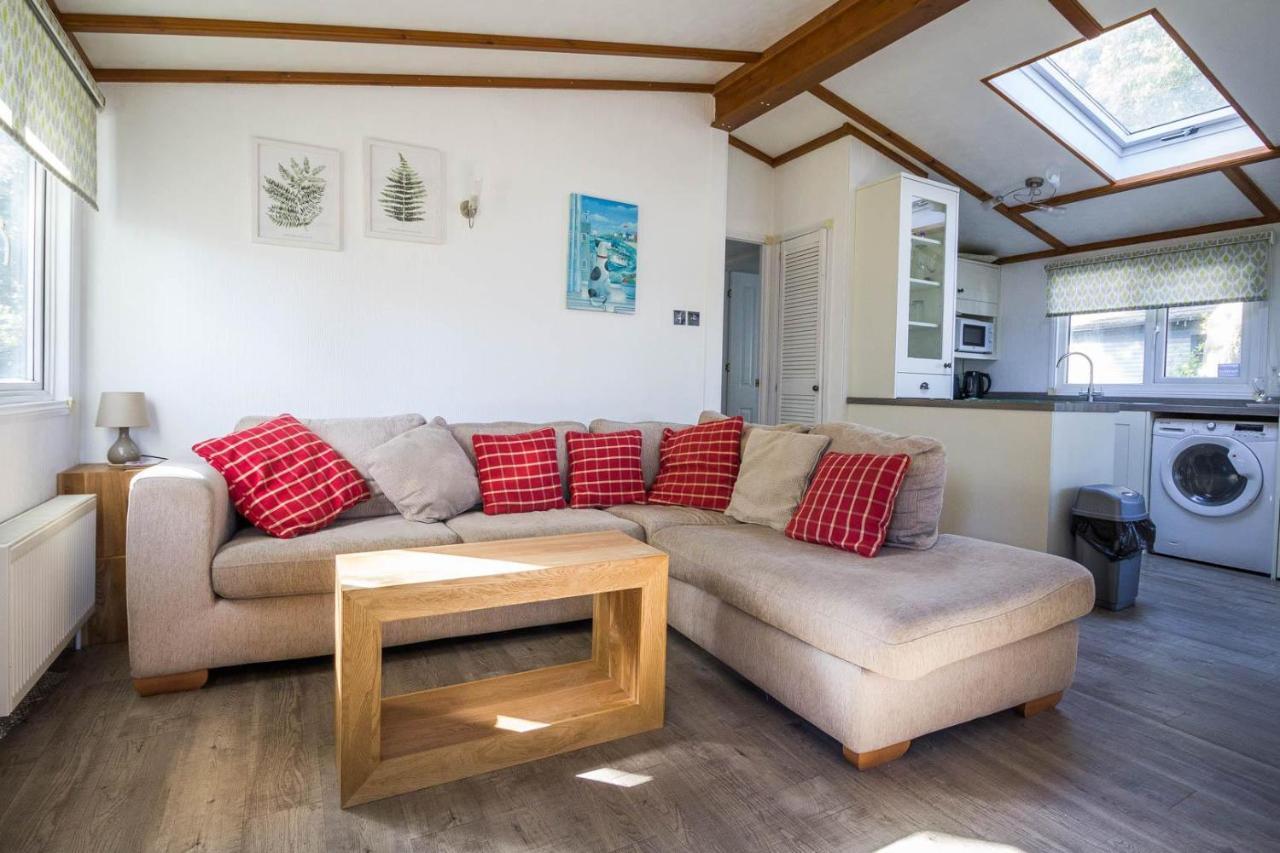 Pet Friendly, Luxury With Decking In Suffolk Near The Ref 32108a