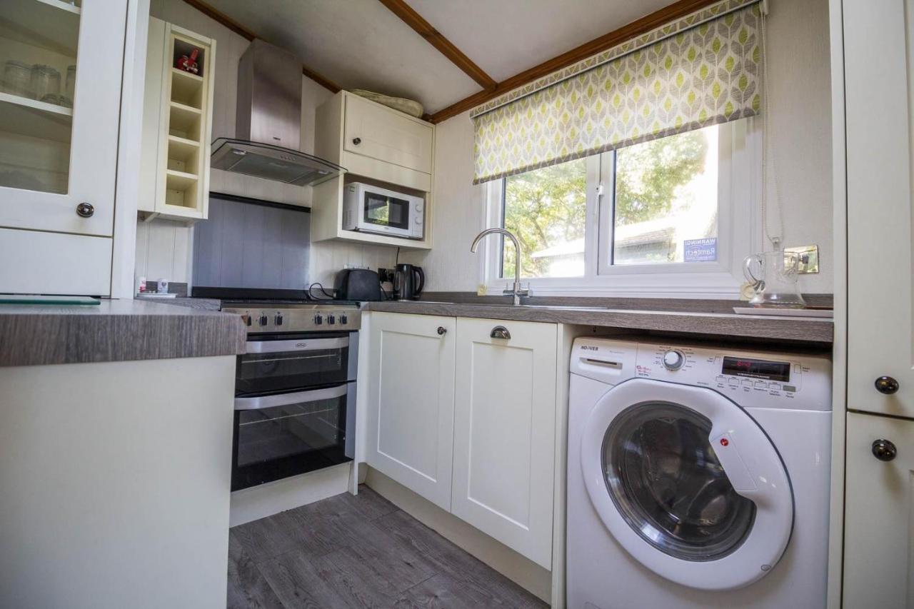 Pet Friendly, Luxury With Decking In Suffolk Near The Ref 32108a * Lowestoft
