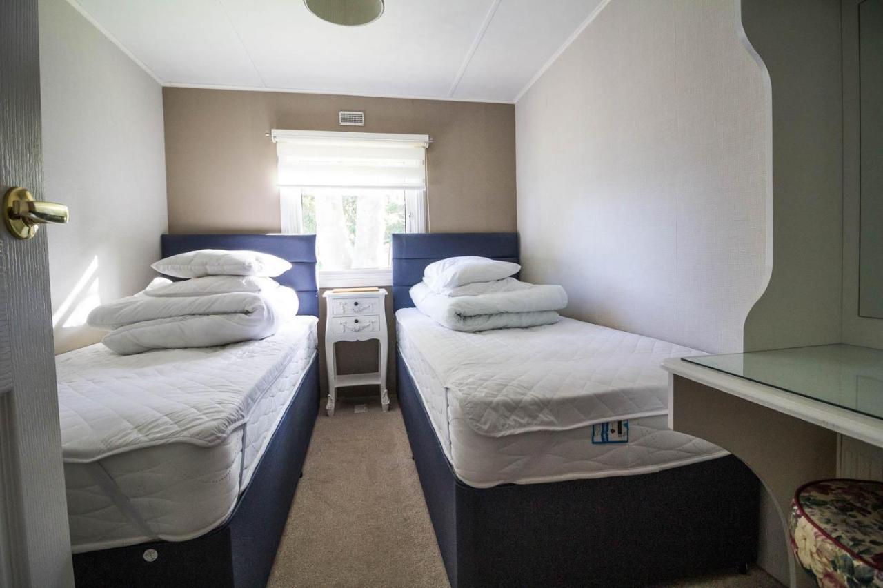 Pet Friendly, Luxury With Decking In Suffolk Near The Ref 32108a * Lowestoft