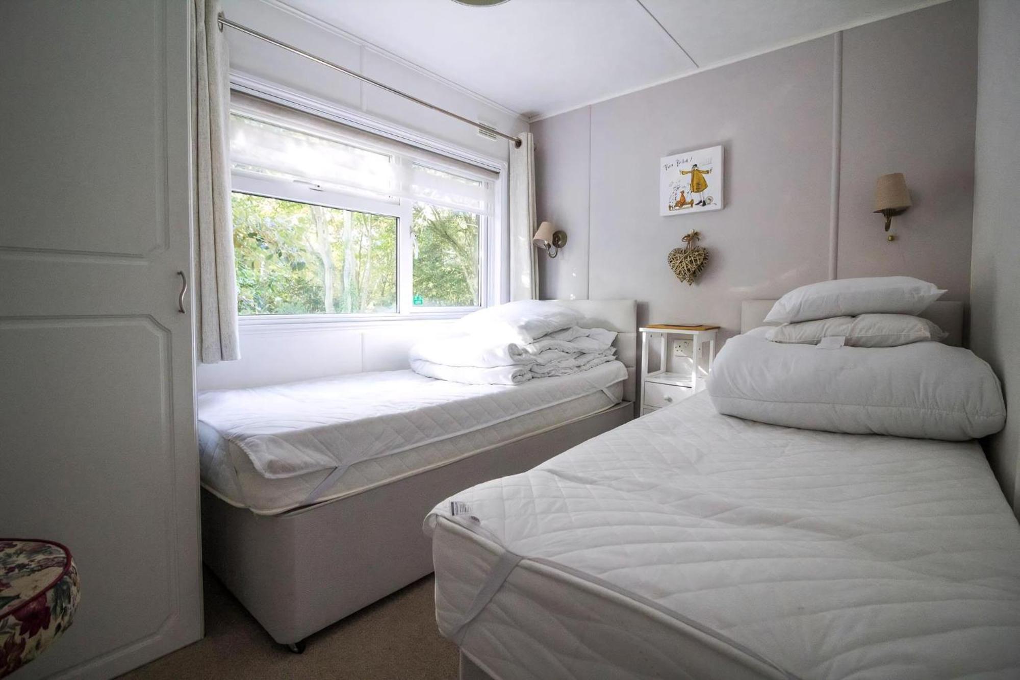 Pet Friendly, Luxury With Decking In Suffolk Near The Ref 32108a Campsite