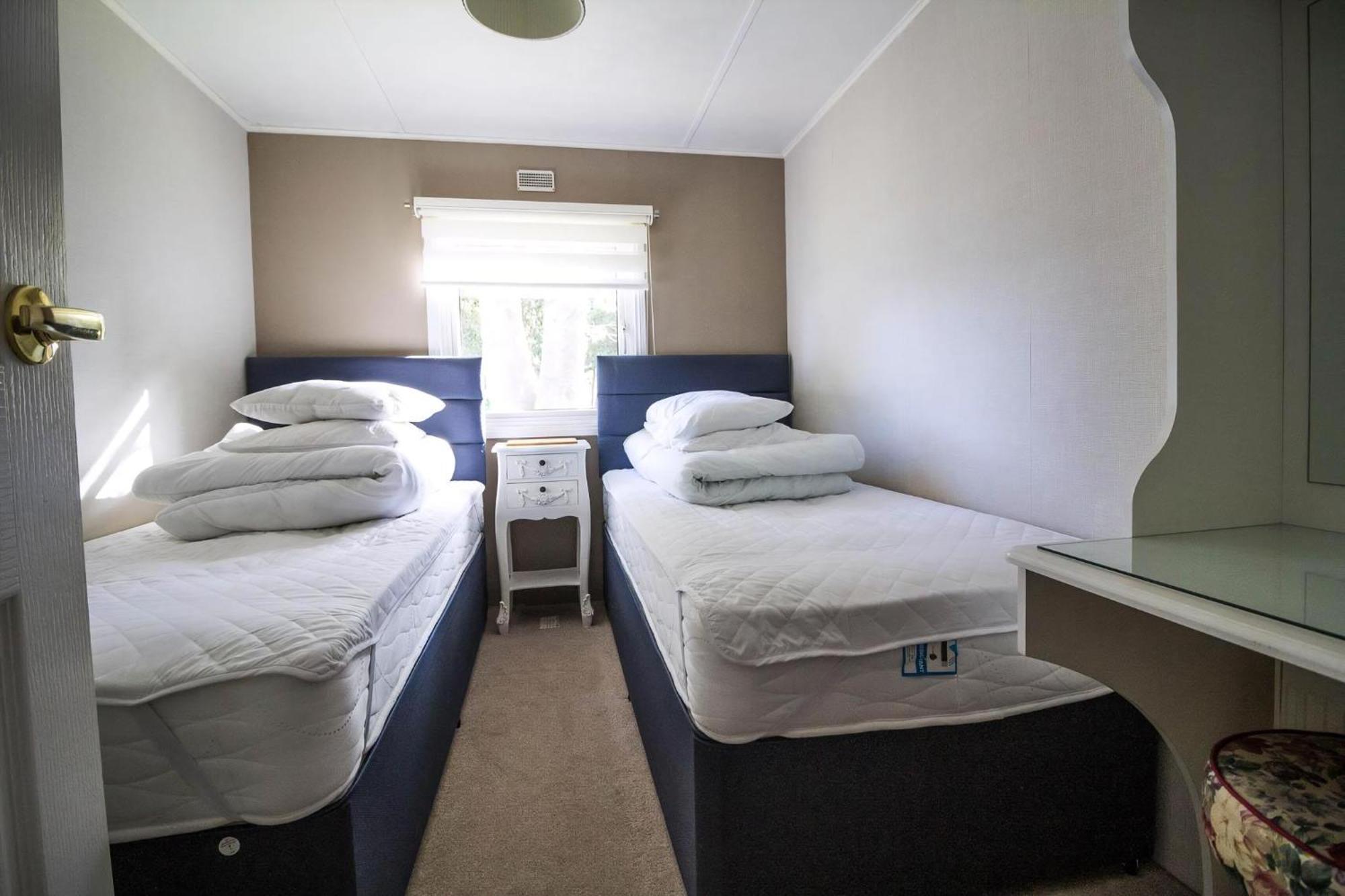 Pet Friendly, Luxury With Decking In Suffolk Near The Ref 32108a * Lowestoft