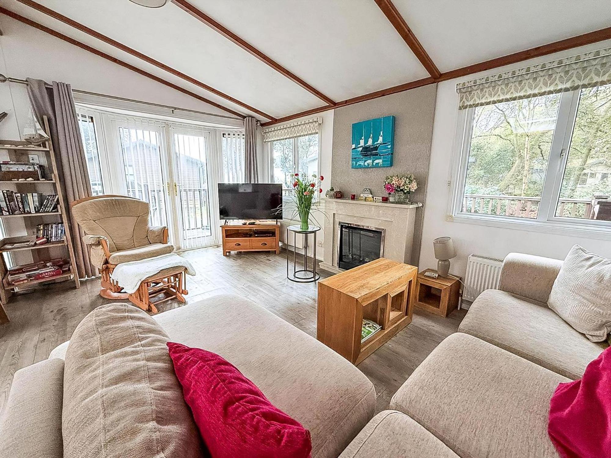 Pet Friendly, Luxury With Decking In Suffolk Near The Ref 32108a *