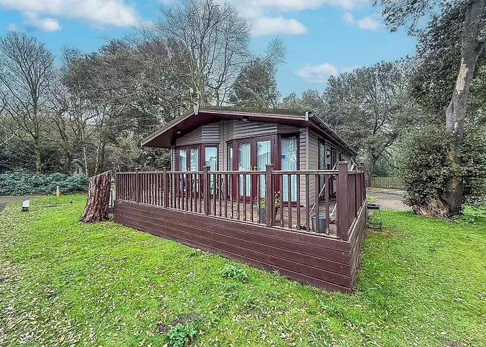 Pet Friendly, Luxury Lodge With Decking In Suffolk Near The Beach Ref 32108A