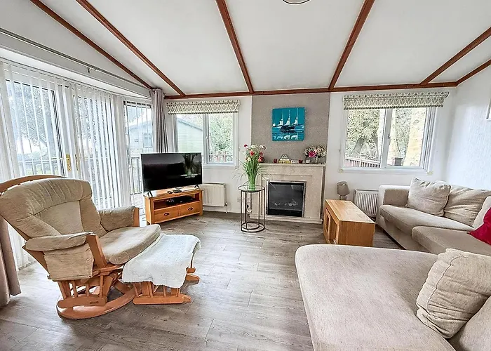 Pet Friendly, Luxury Lodge With Decking In Suffolk Near The Beach Ref 32108A