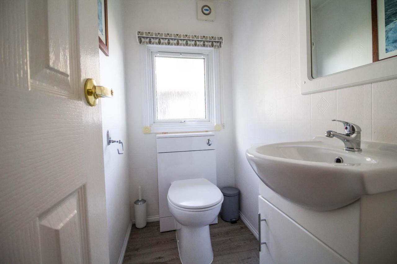 Pet Friendly, Luxury With Decking In Suffolk Near The Ref 32108a * Lowestoft