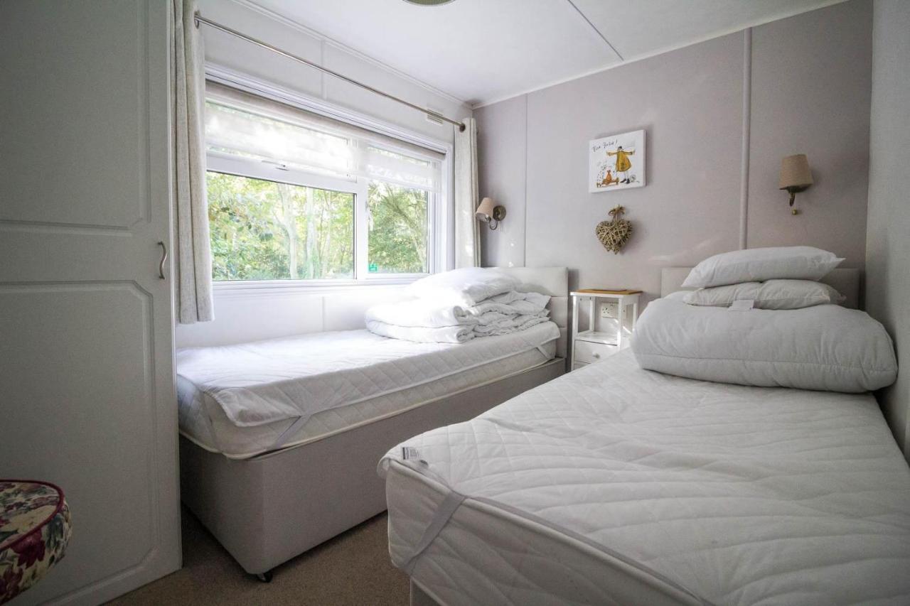 Pet Friendly, Luxury With Decking In Suffolk Near The Ref 32108a Campsite Lowestoft