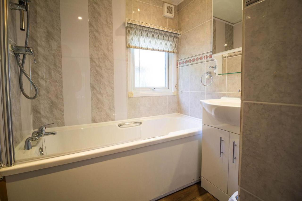 Pet Friendly, Luxury With Decking In Suffolk Near The Ref 32108a Lowestoft