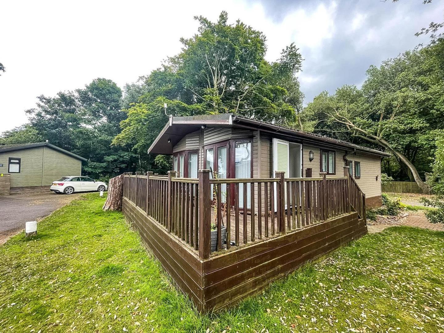 Pet Friendly, Luxury With Decking In Suffolk Near The Ref 32108a Campsite Lowestoft
