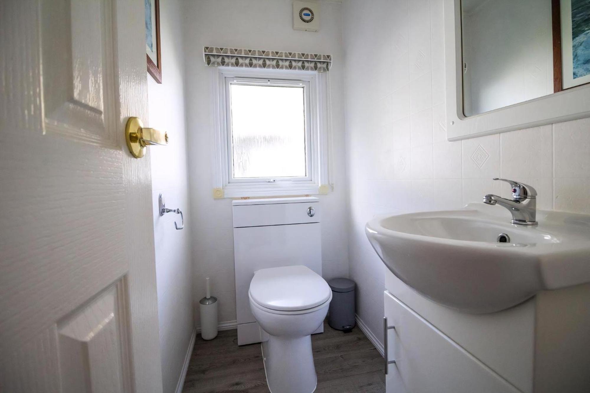Pet Friendly, Luxury With Decking In Suffolk Near The Ref 32108a Campsite *