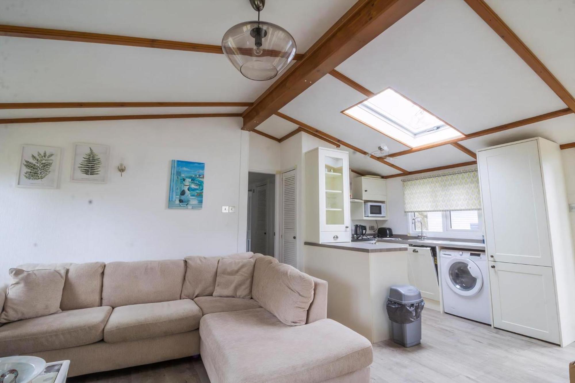 Pet Friendly, Luxury With Decking In Suffolk Near The Ref 32108a Campsite Lowestoft