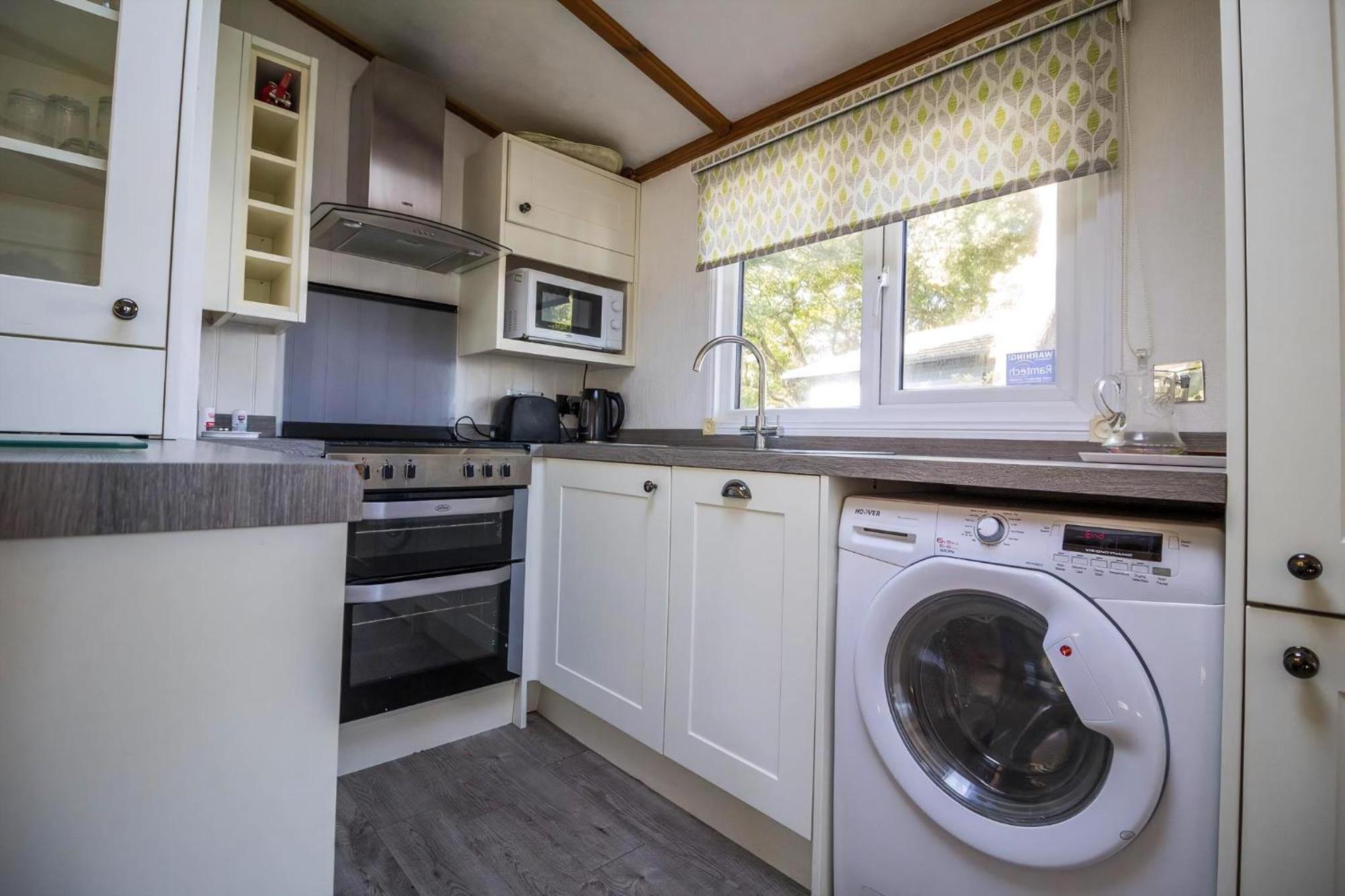 Pet Friendly, Luxury With Decking In Suffolk Near The Ref 32108a Campsite Lowestoft