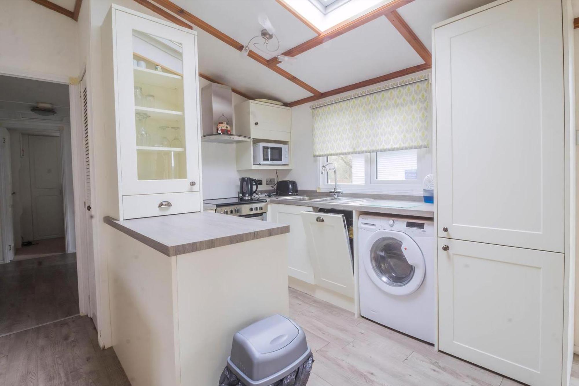 Pet Friendly, Luxury With Decking In Suffolk Near The Ref 32108a Lowestoft