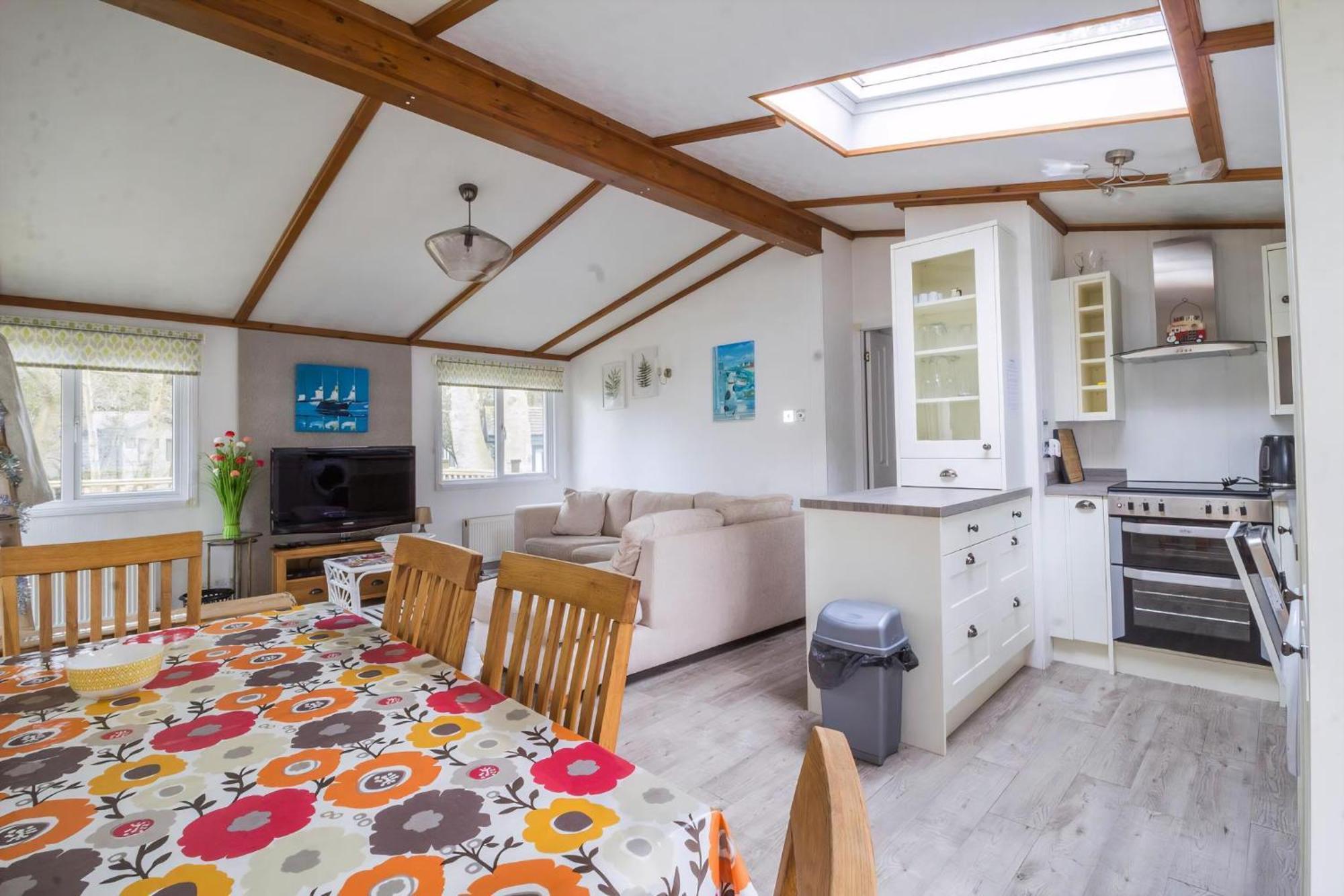 Pet Friendly, Luxury With Decking In Suffolk Near The Ref 32108a Lowestoft