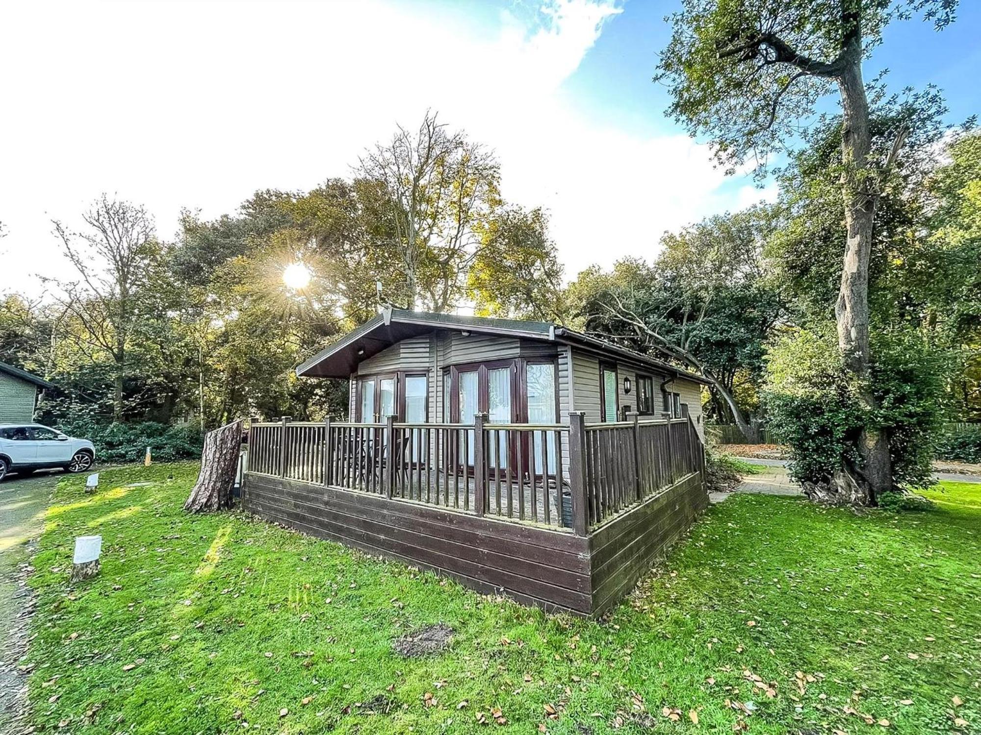 Pet Friendly, Luxury With Decking In Suffolk Near The Ref 32108a *