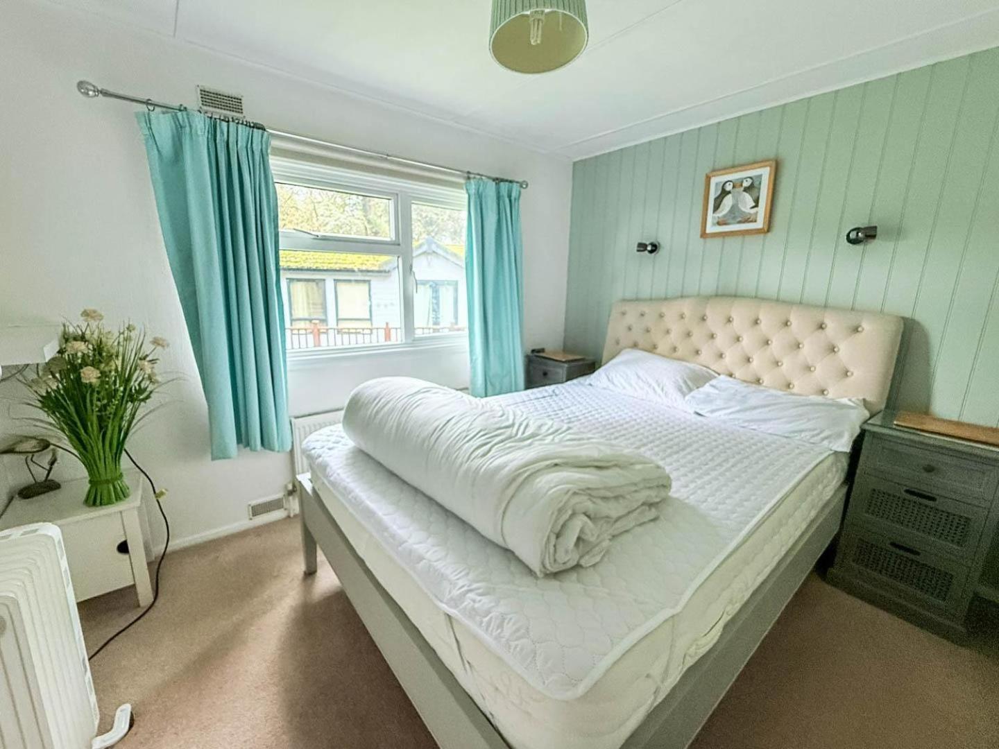 Pet Friendly, Luxury With Decking In Suffolk Near The Ref 32108a * Lowestoft