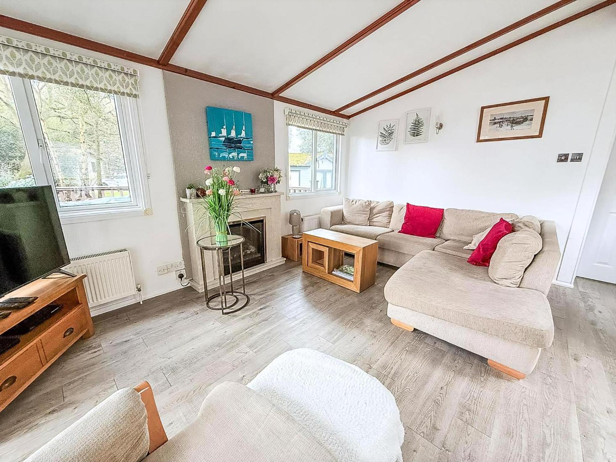 Pet Friendly, Luxury With Decking In Suffolk Near The Ref 32108a *
