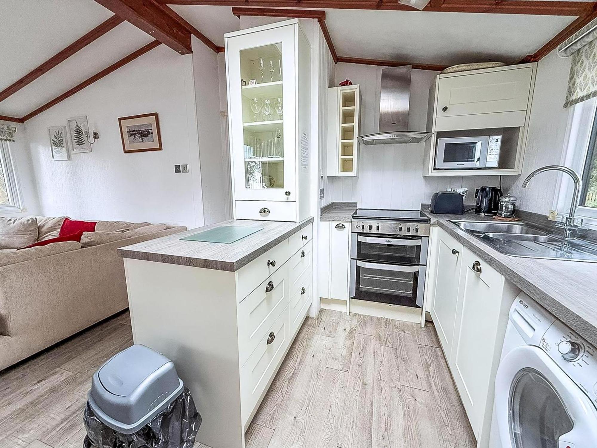 Pet Friendly, Luxury With Decking In Suffolk Near The Ref 32108a Lowestoft