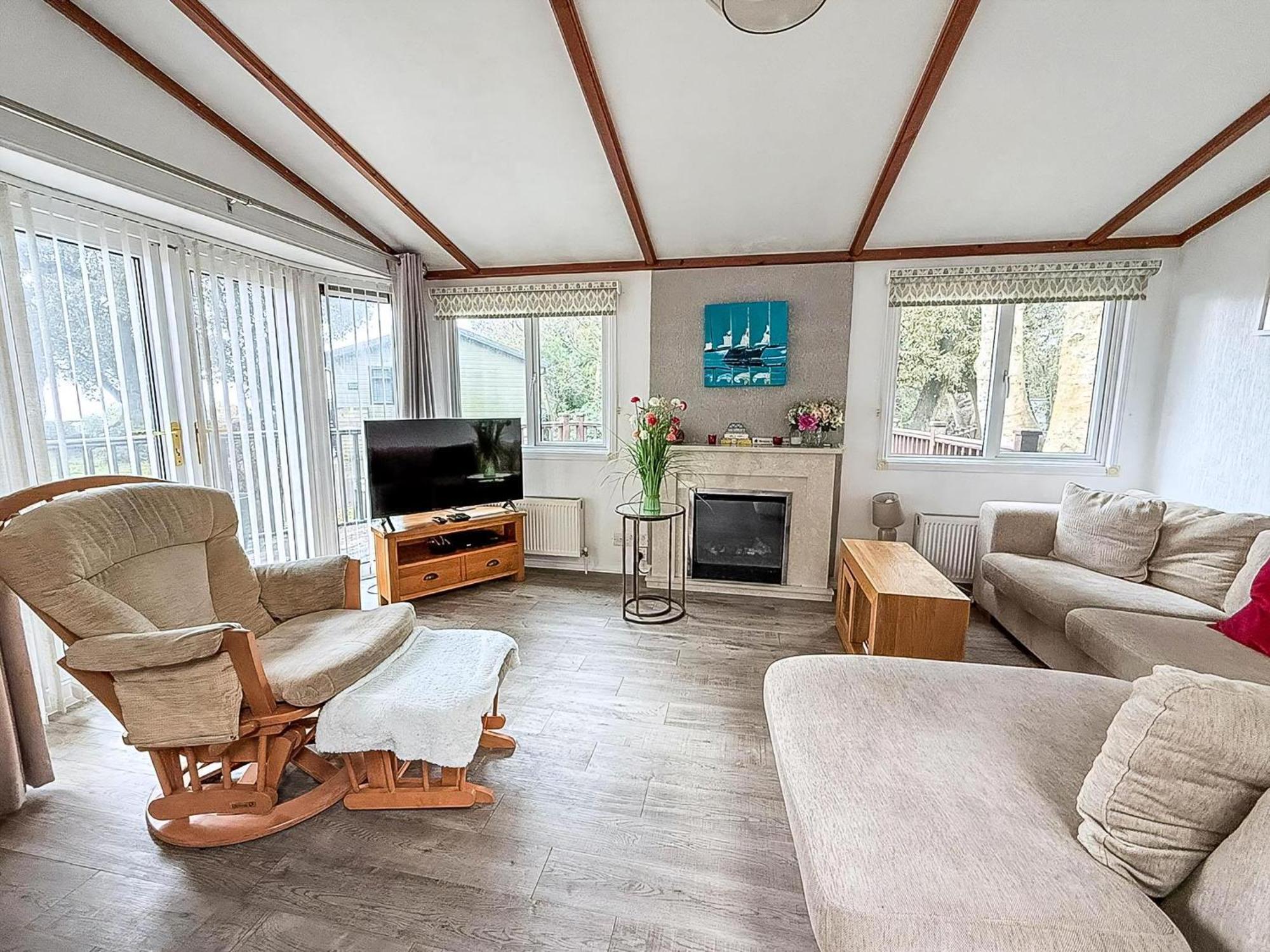 Pet Friendly, Luxury With Decking In Suffolk Near The Ref 32108a