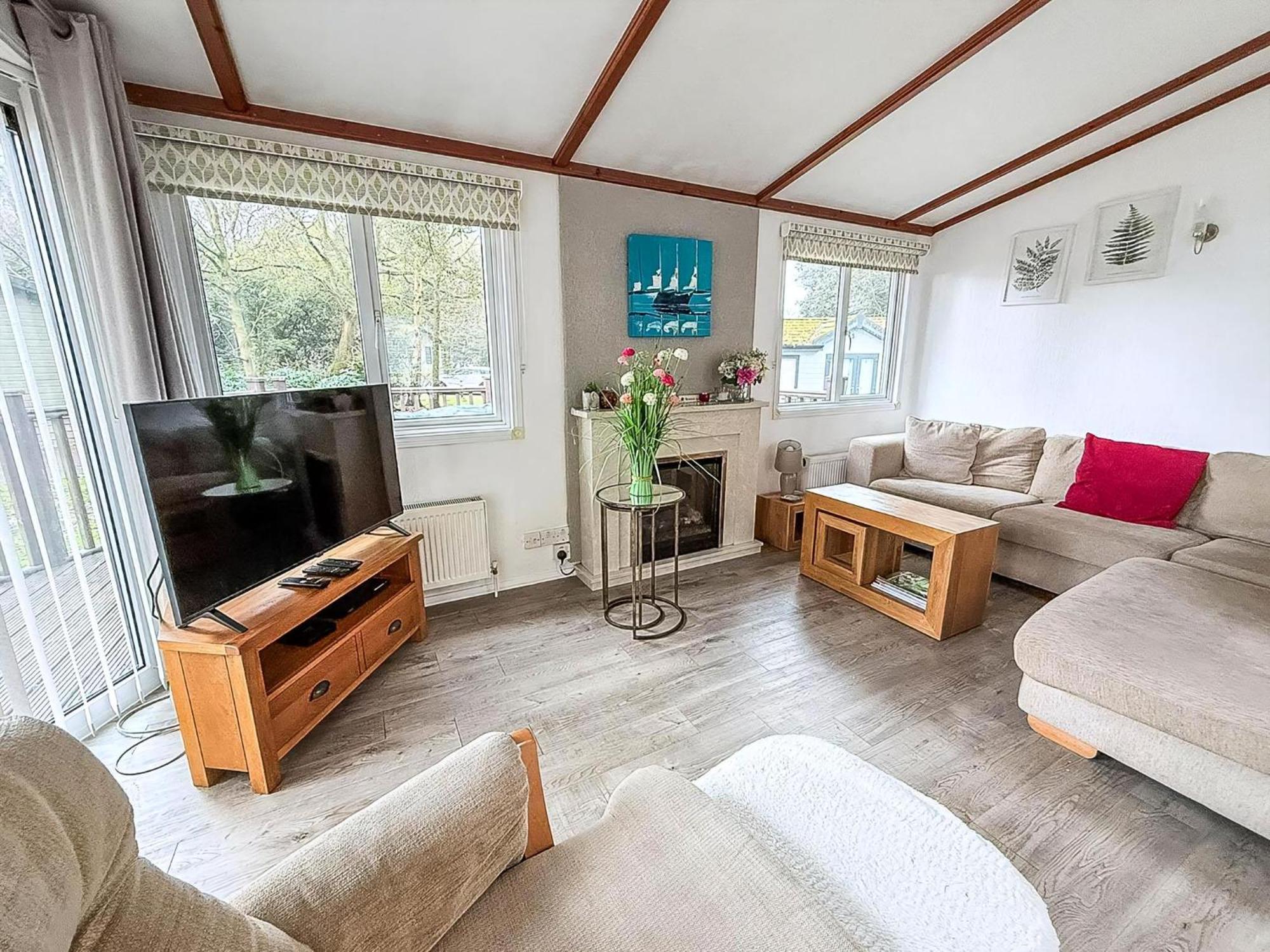 Pet Friendly, Luxury With Decking In Suffolk Near The Ref 32108a * Lowestoft