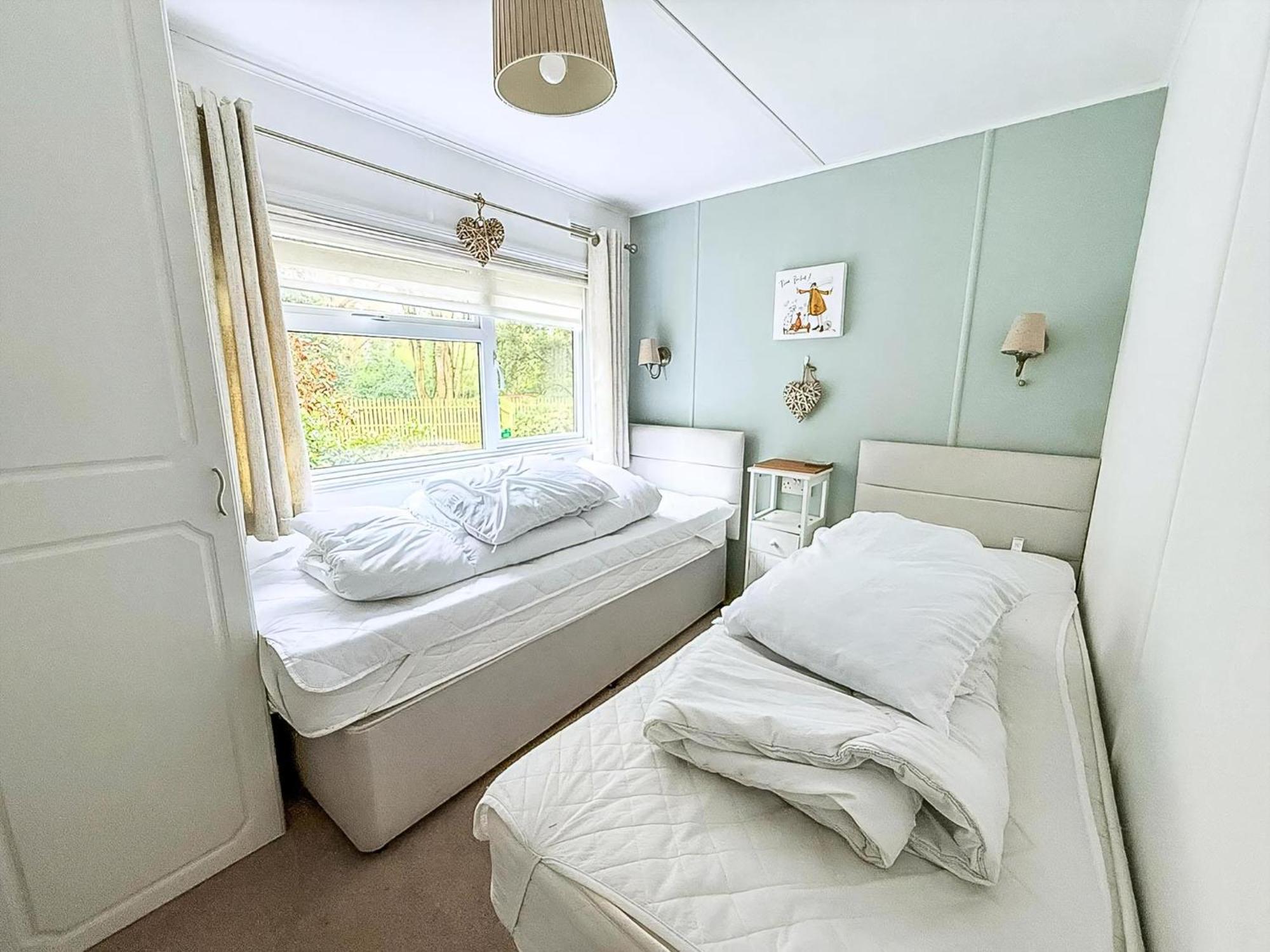 Pet Friendly, Luxury With Decking In Suffolk Near The Ref 32108a